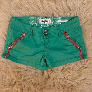 These are Daytrip shorts from the buckle, size 25